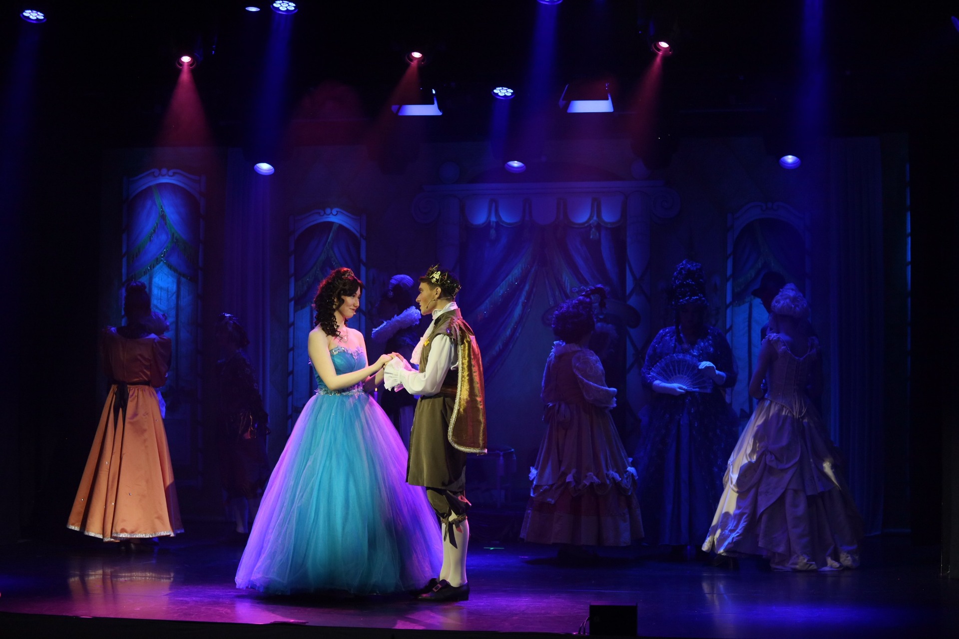 Tuhkimo ja prinssi kohtaavat